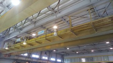 天井クレーンの桁の下に付いていた交換前のレフランプの照明器具