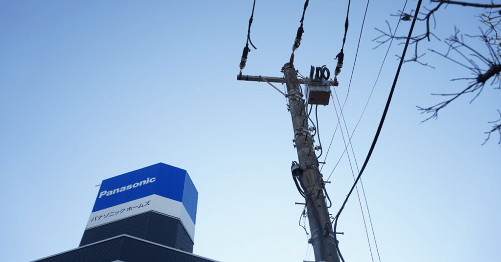 パナソニックホームズの看板と隣接する電柱の高圧引込設備