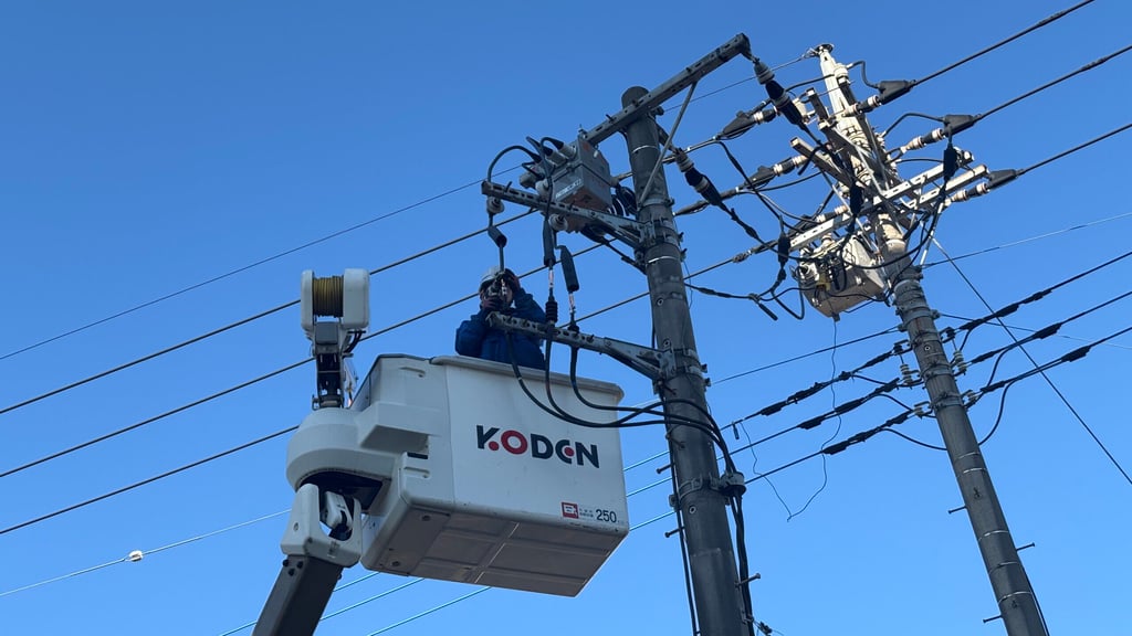 電柱上部に近づけた恒電社の高所作業車のバケット