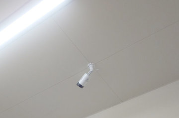 天井から吊り下げられた照明・設備機器