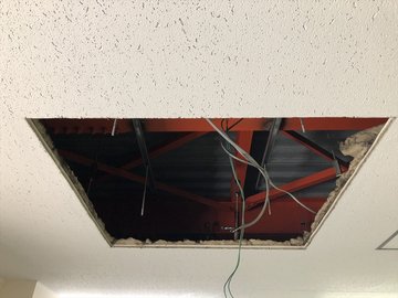 天井の埋込照明器具を取り外した状態（交換作業中）
