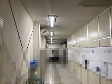 通路の天井に設置された照明のクローズアップ