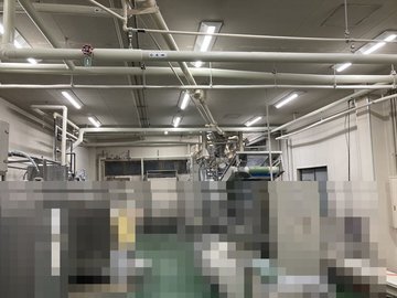 工場内に設置されたLED照明と天井の配管