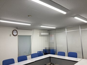 屋外設置の電気設備を点検する恒電社の作業員