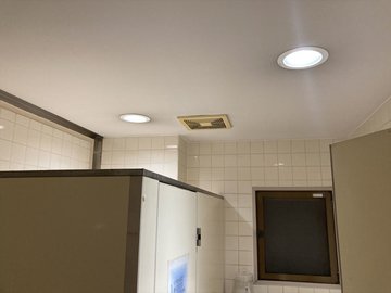 洗面所天井に設置された丸型LEDダウンライトと換気扇