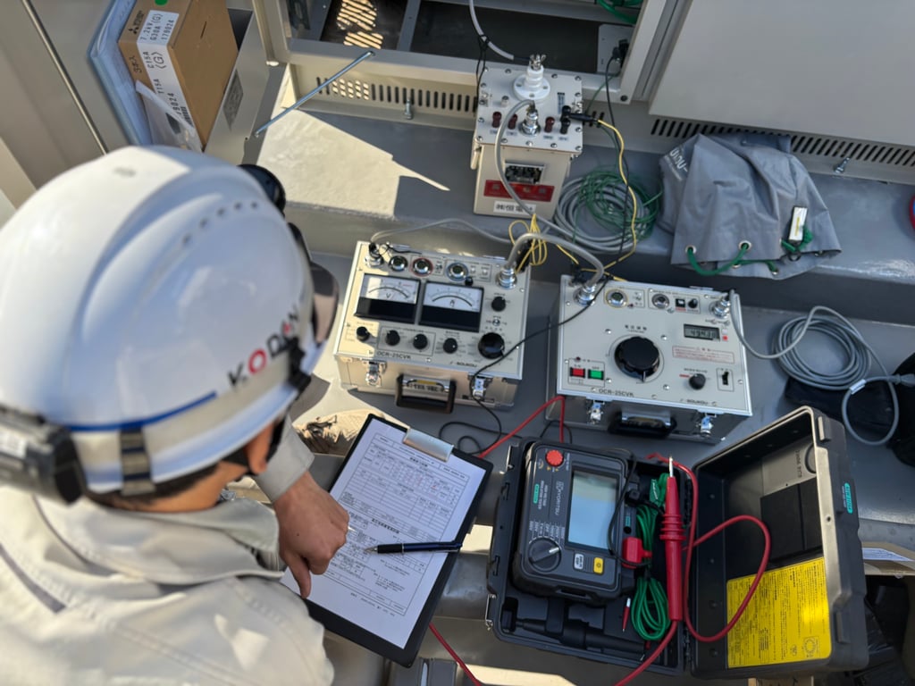 測定器の点検記録を確認する恒電社の作業員