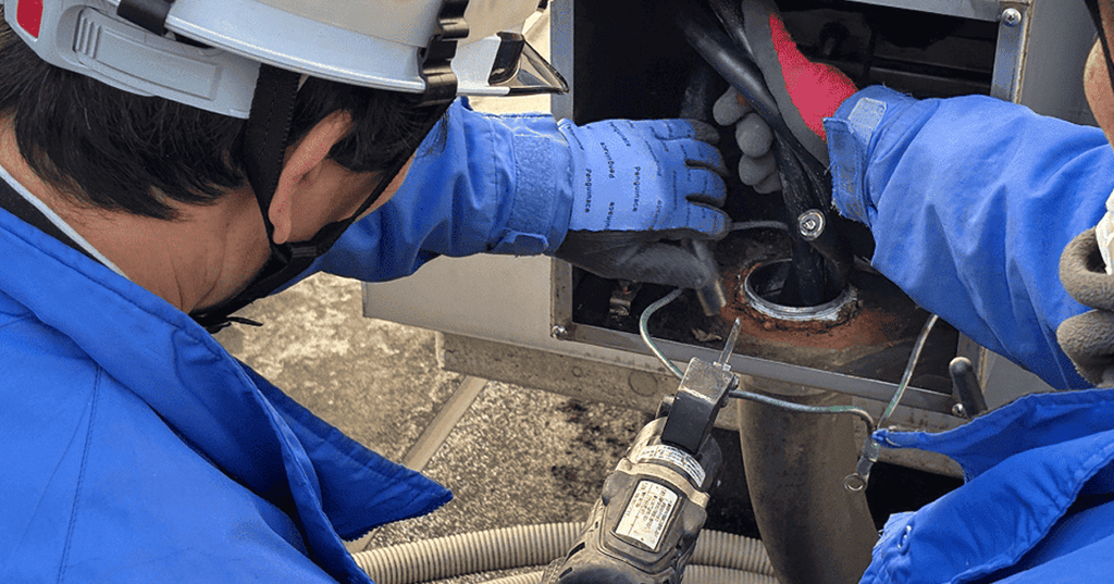 高圧ケーブルの端末処理作業をする恒電社の電気工事士