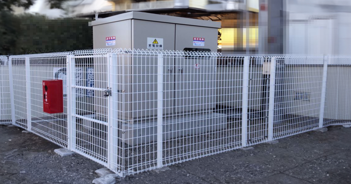 フェンスで囲まれた屋外設置のキュービクル（変電設備）