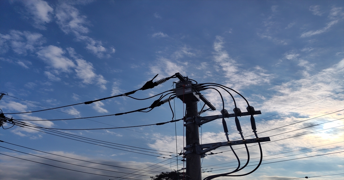電柱に設置されたPASと高圧配線のシルエット