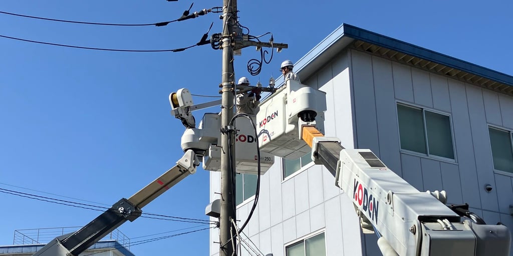 2台の高所作業車で電柱上の作業を行う様子