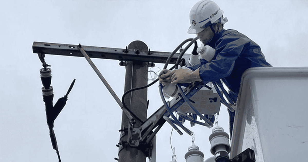 電柱上でPASの結線作業を行う恒電社の電気工事士