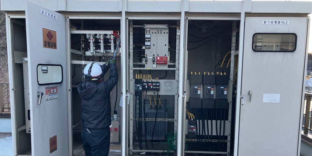高圧受電盤内でLBSの取り外し作業を行う恒電社の電気工事士