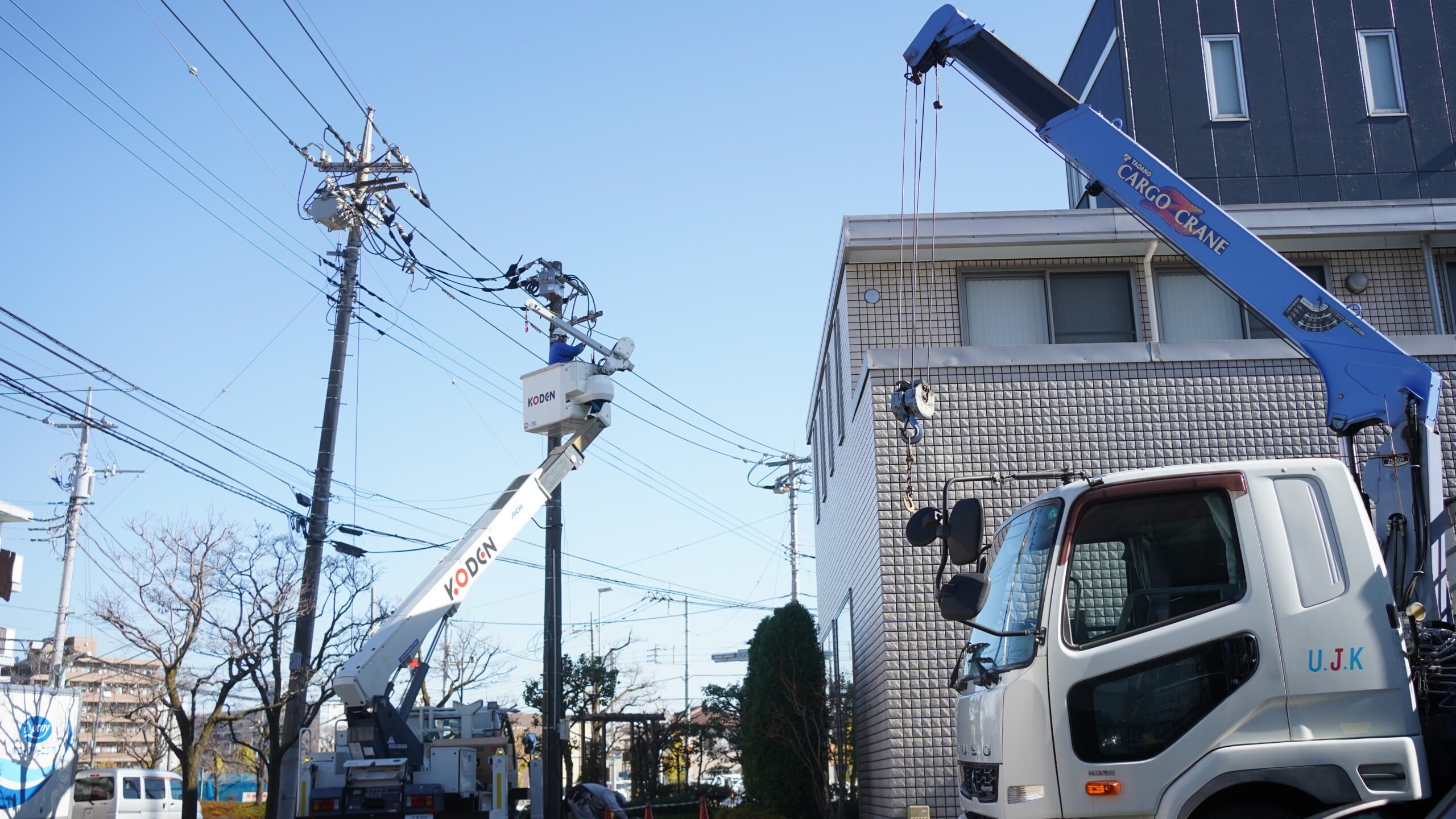 高所作業車とクレーン車を使ったPAS更新工事の様子