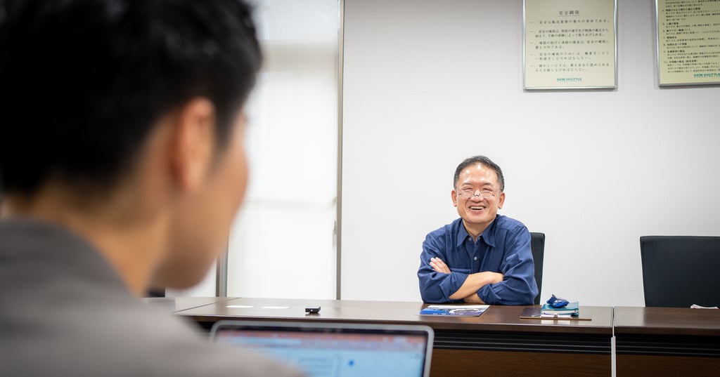 インタビューに応じる担当者の様子