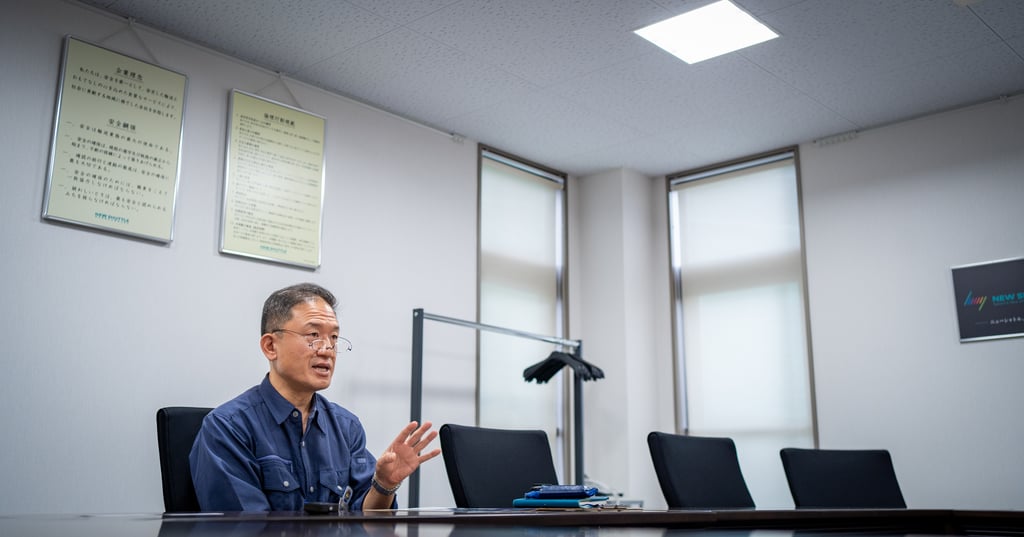 インタビューに応じる恒電社の担当者