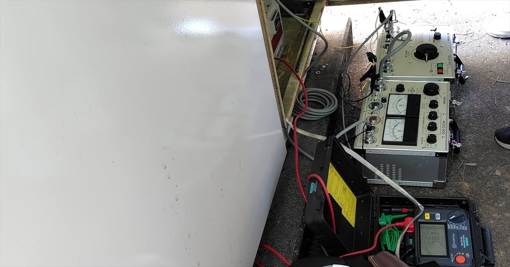 電気設備の試験に使う測定機器を設置した様子