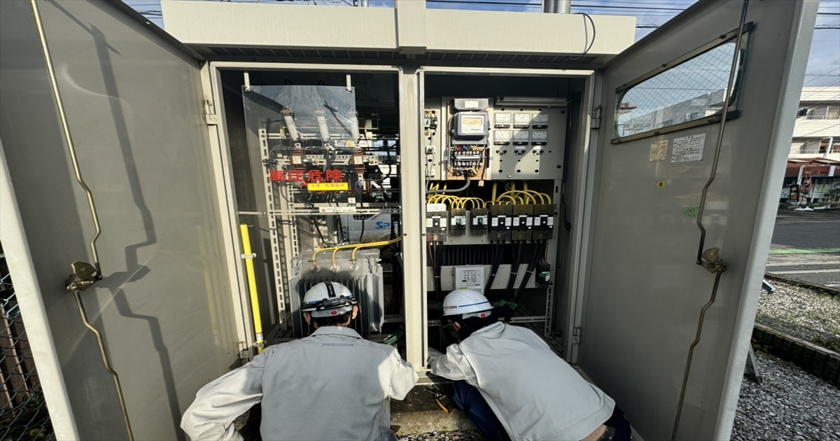 キュービクル内部で高圧機器を点検する恒電社の作業員2名