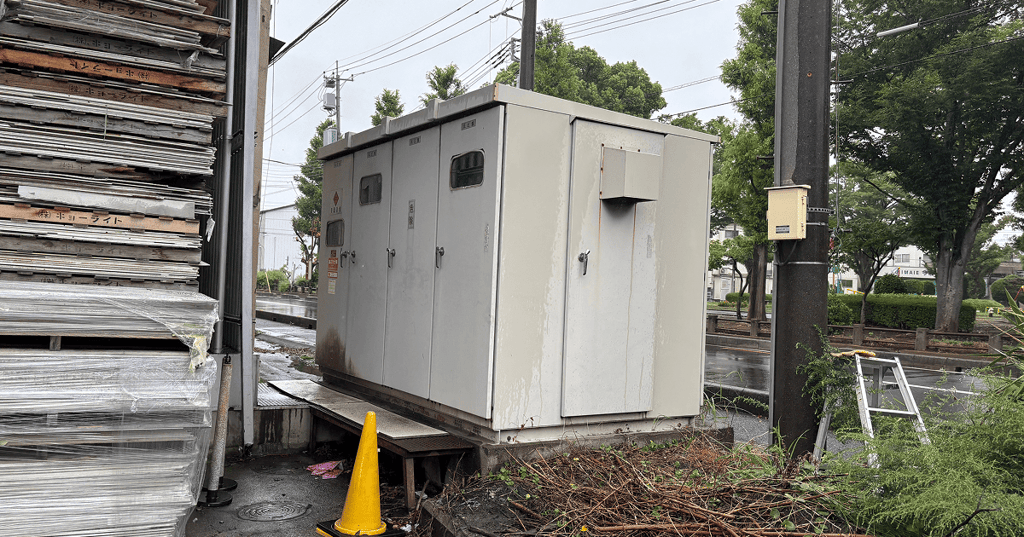 撤去前のキュービクル外観（物流倉庫の屋外）
