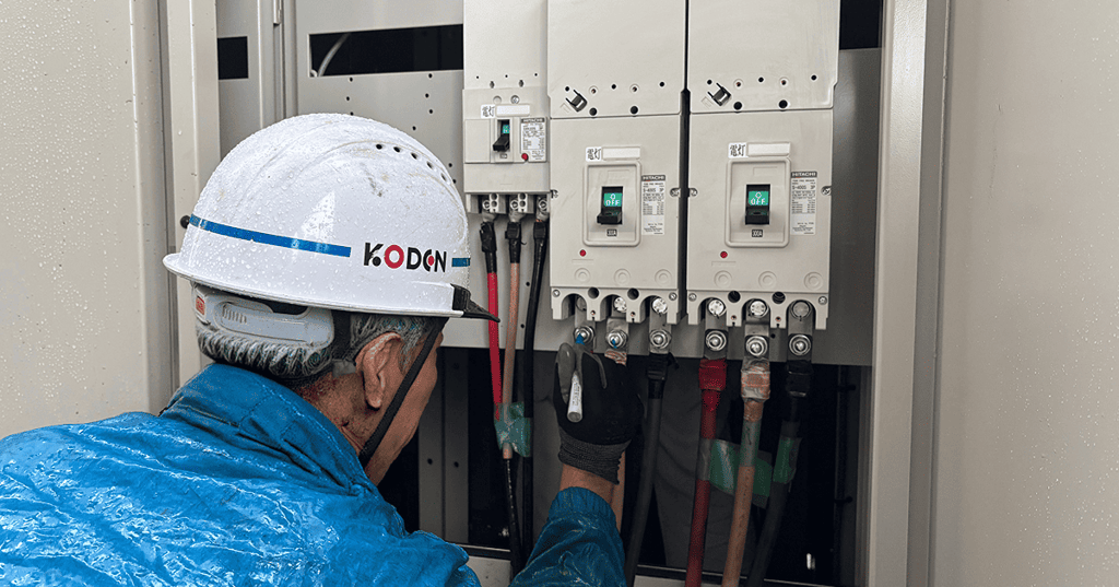 新しいキュービクルの低圧側の配線用遮断器に結線する作業員