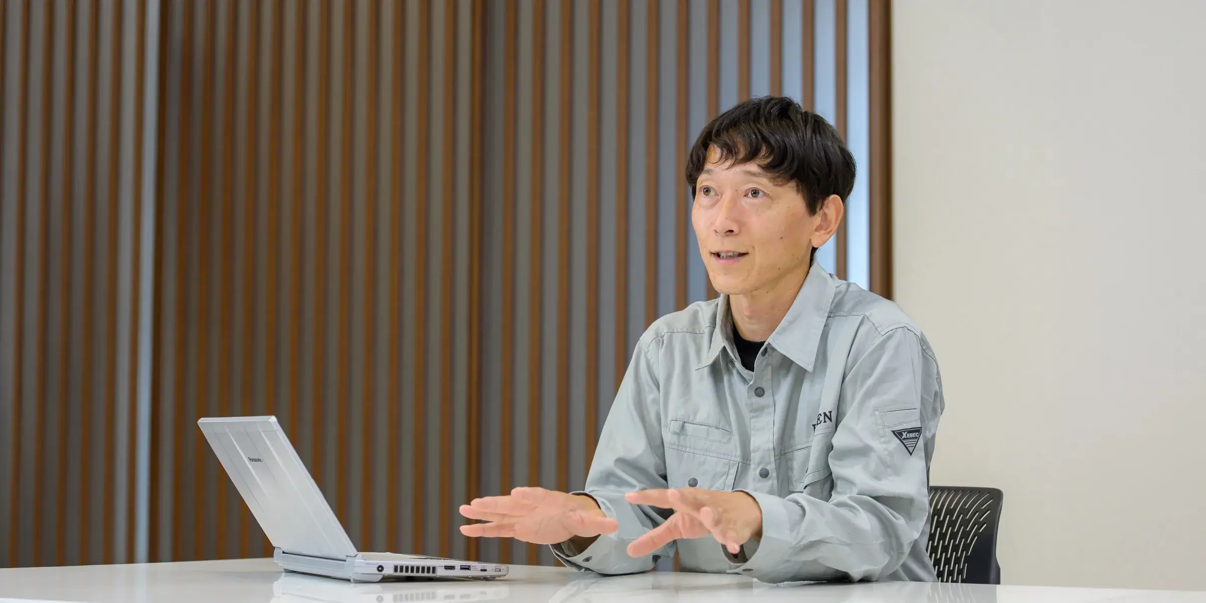 身振りを交えてお客様にご提案内容を説明する恒電社のスタッフ