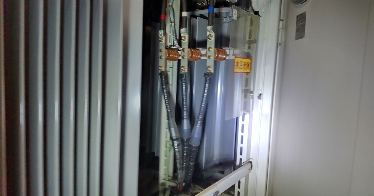 ケーブル交換工事副変電源受電部端末着手前
