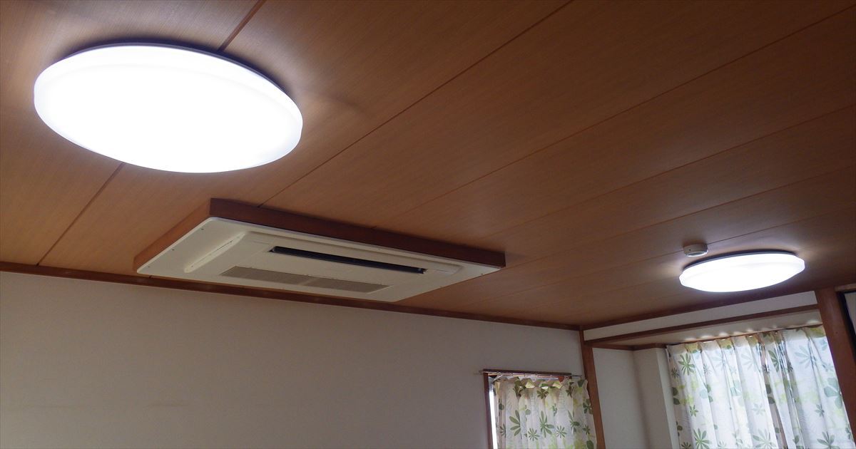 和室の天井に設置されたLED照明とエアコン