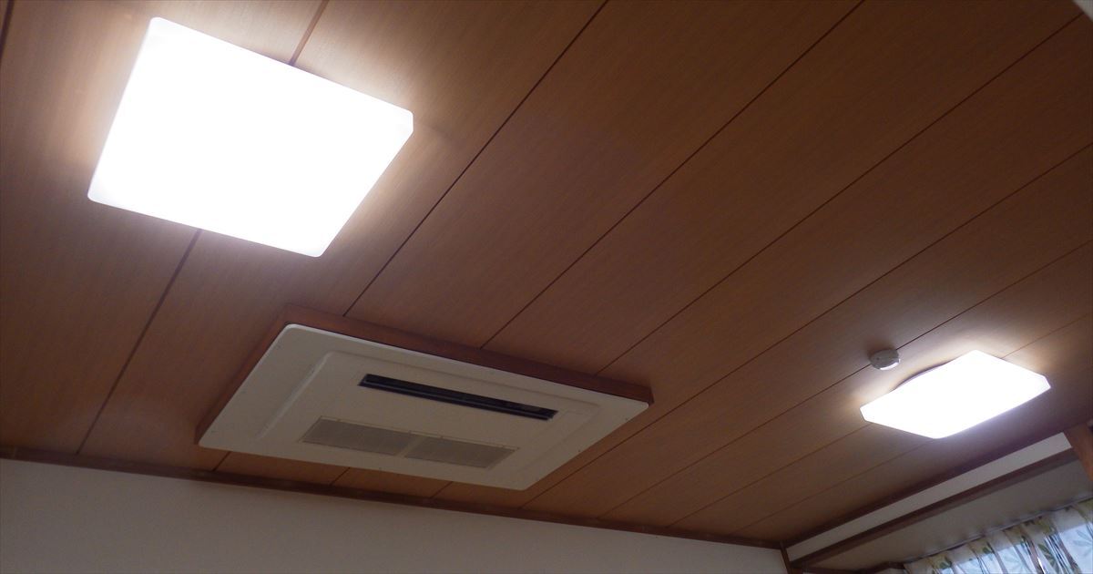 木目調天井に設置された交換後のLED照明とエアコン吹き出し口