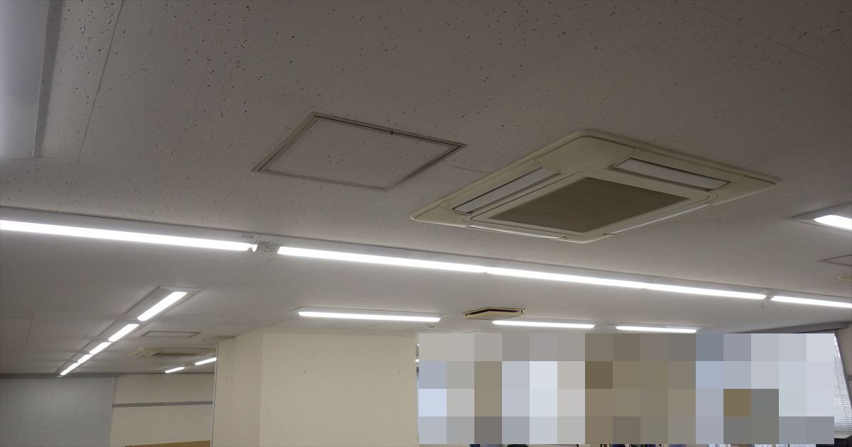 オフィス天井に設置されたLED照明と空調吹出口