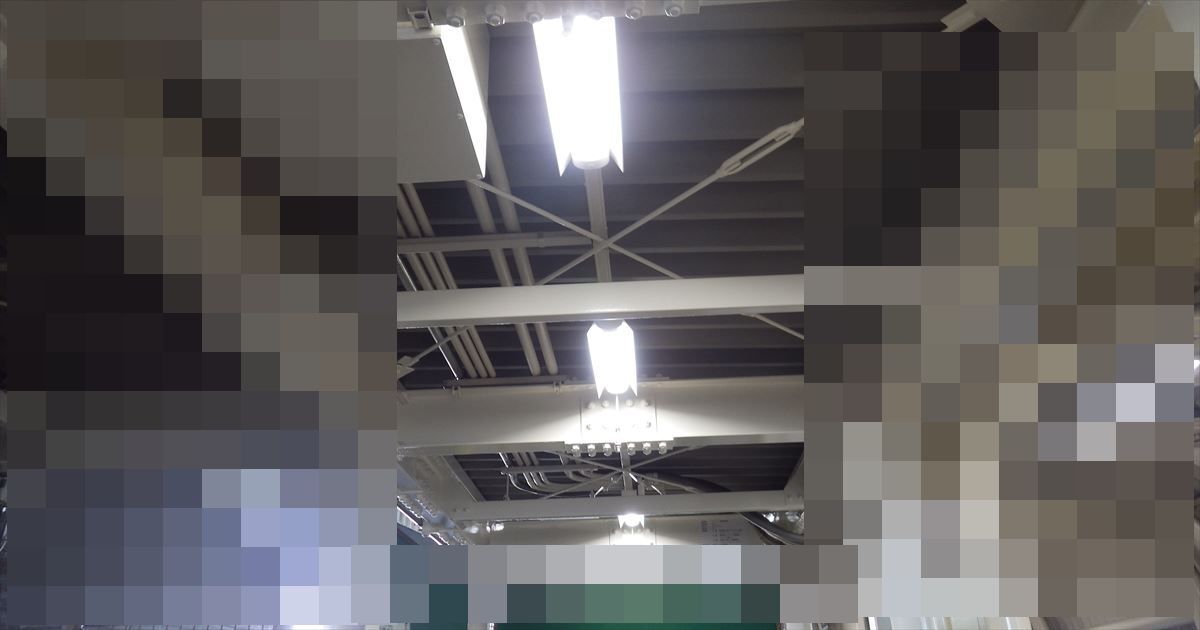 駅ホーム天井に設置されたLED照明