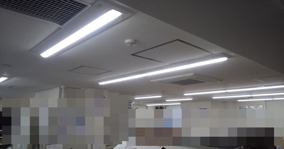 オフィス天井に設置された交換後のLED照明