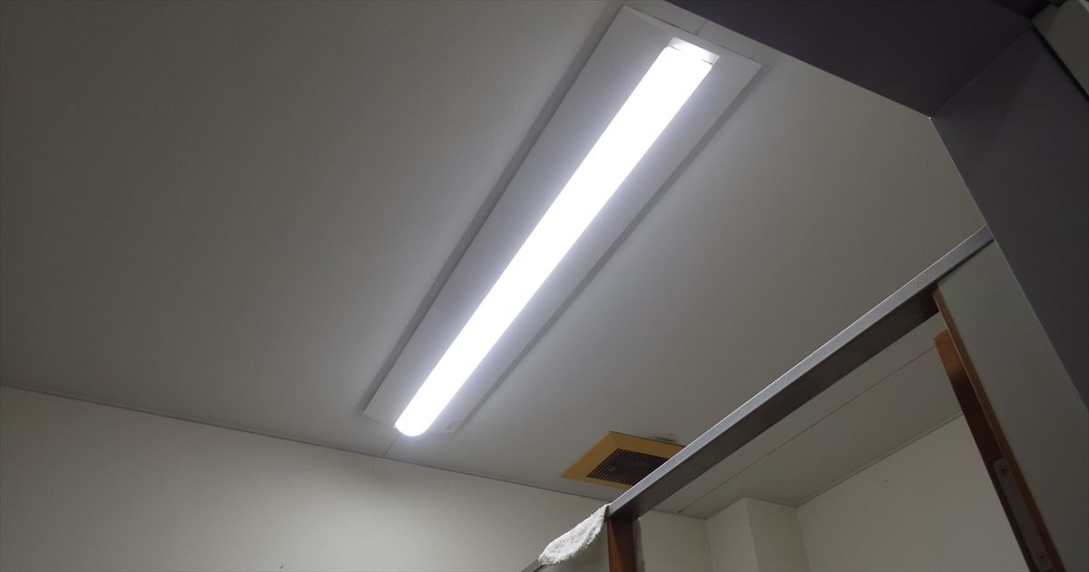 LED照明交換後の明るい天井照明