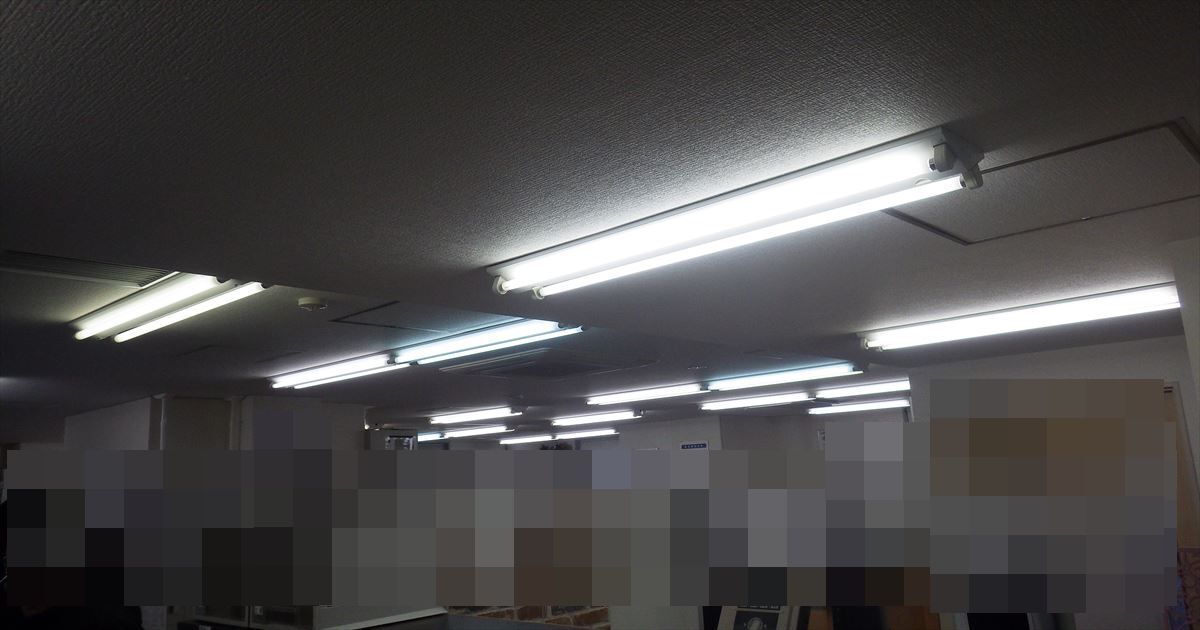 施設内に設置されたLED照明が点灯している様子