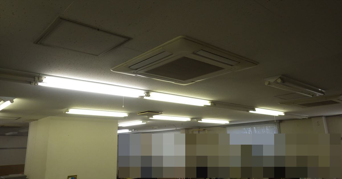 施設内の天井照明とエアコン、什器がぼかされた室内の様子