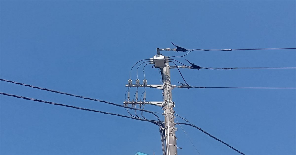 PAS交換後の電柱上部と高圧配線