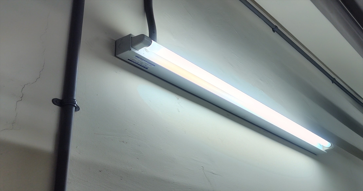 施設内に設置された点灯中のLED照明器具のクローズアップ