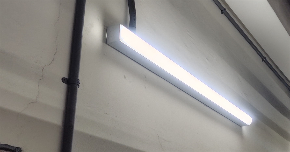 天井に新設された点灯中のLED照明器具