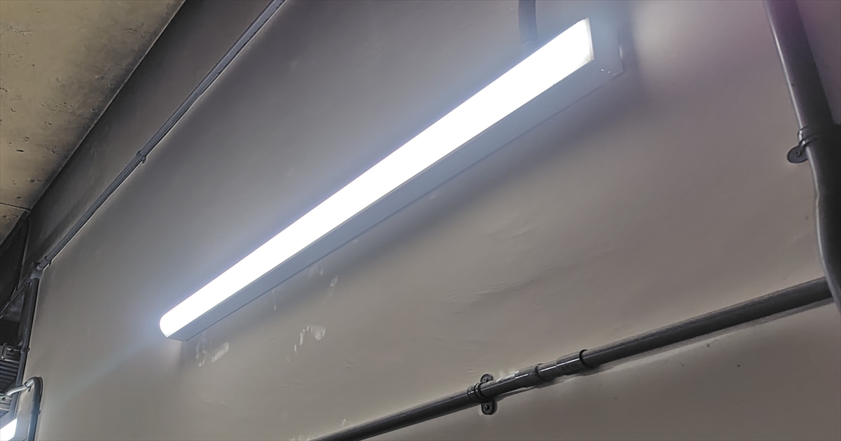 施設の壁面に設置された交換後のLED照明器具