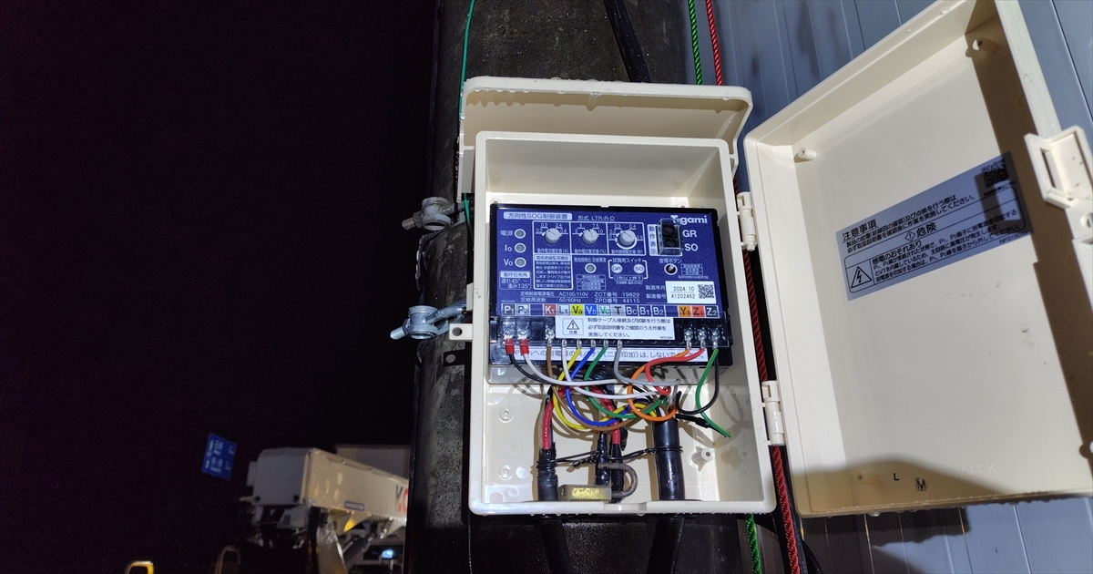 夜間に開けられた保護継電器ボックス内部の配線
