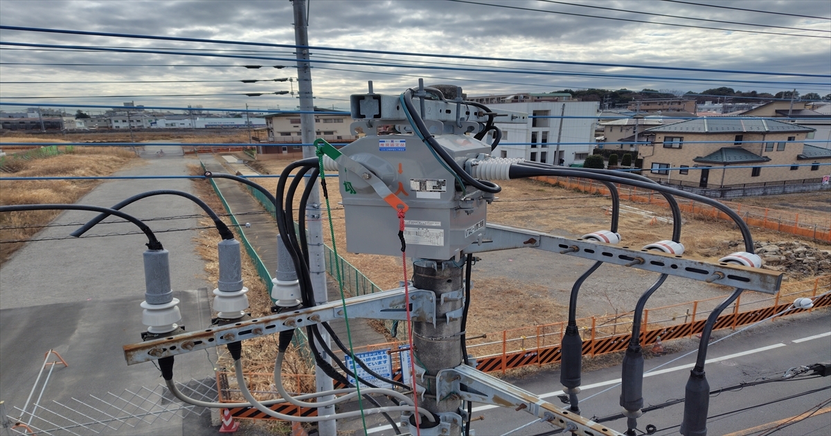 電柱上部に新設されたPAS（高圧気中開閉器）