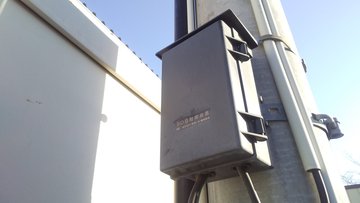 交換前の、電柱に取り付けられたSOG制御装置の箱