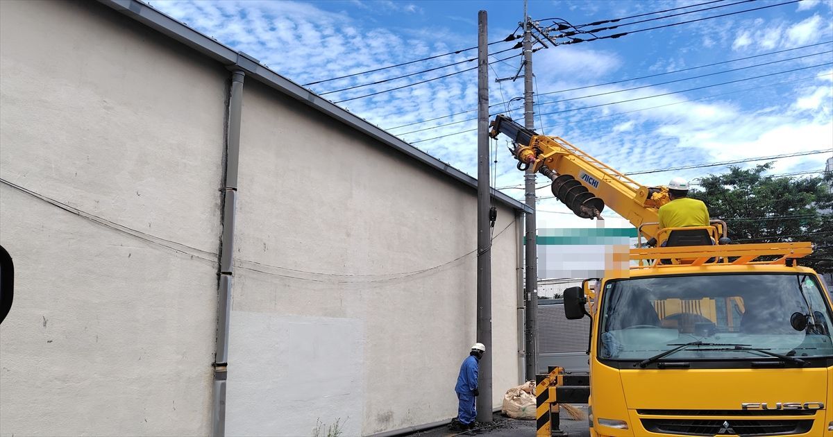 撤去前の高圧1号柱と作業用のクレーン車