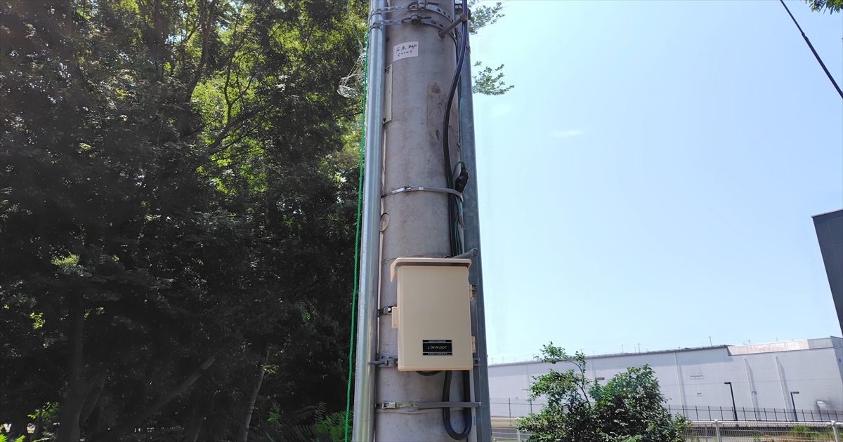 電柱に設置されたSOG制御装置の外箱
