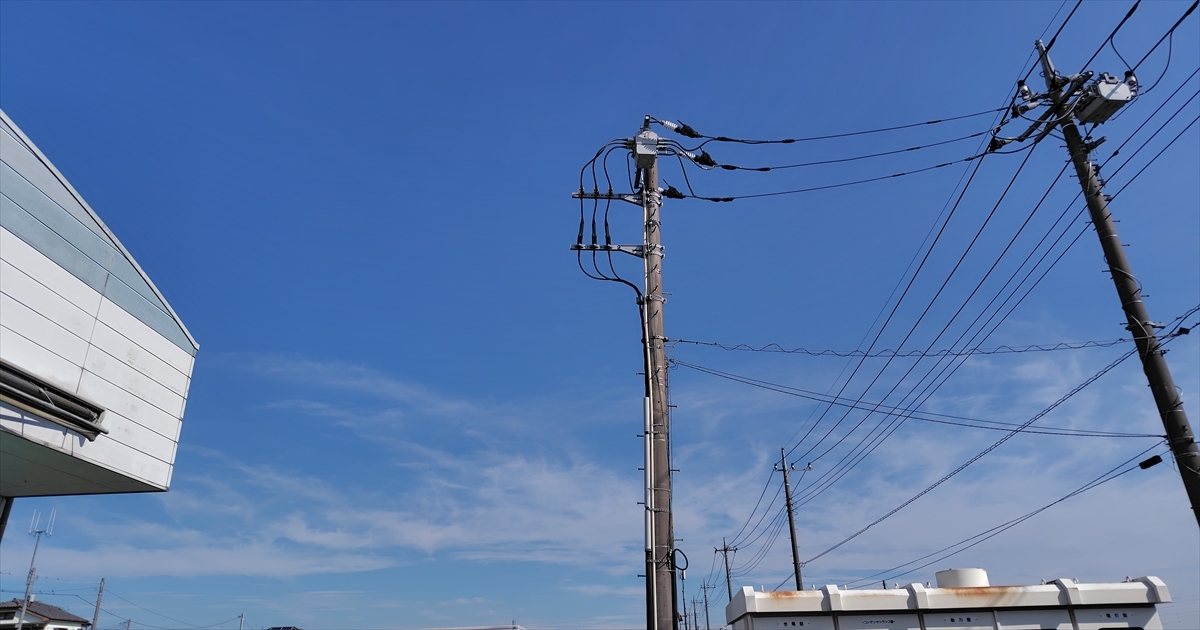 工場敷地内の電柱と高圧引込線
