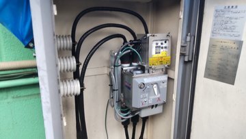 施工後の高圧キャビネット内部（新しい開閉器と制御装置を取り付けた状態）