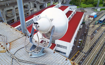 照明鉄塔の頂部に取り付けられた投光器