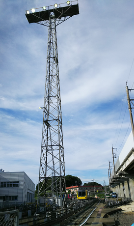 交換前の照明鉄塔と車両基地の様子