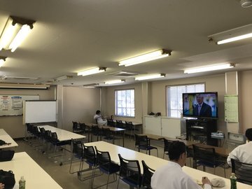 交換前の食堂（蛍光灯の照明）