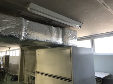 交換前の、厨房のダクト付近の照明