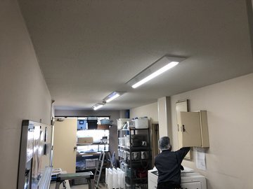 交換後の、棚と複合機がある部屋の照明（LED）