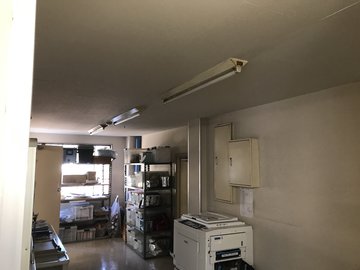 交換前の、棚と複合機がある部屋の照明